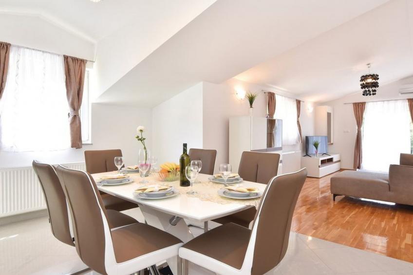 Serene Villa with Pool, BBQ, and Authentic Tavern Surrounded by Nature - Five Bedroom Holiday Home - foto 3