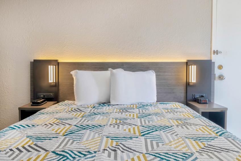 1 Queen Bed | Smoking, Micfridge - foto 18