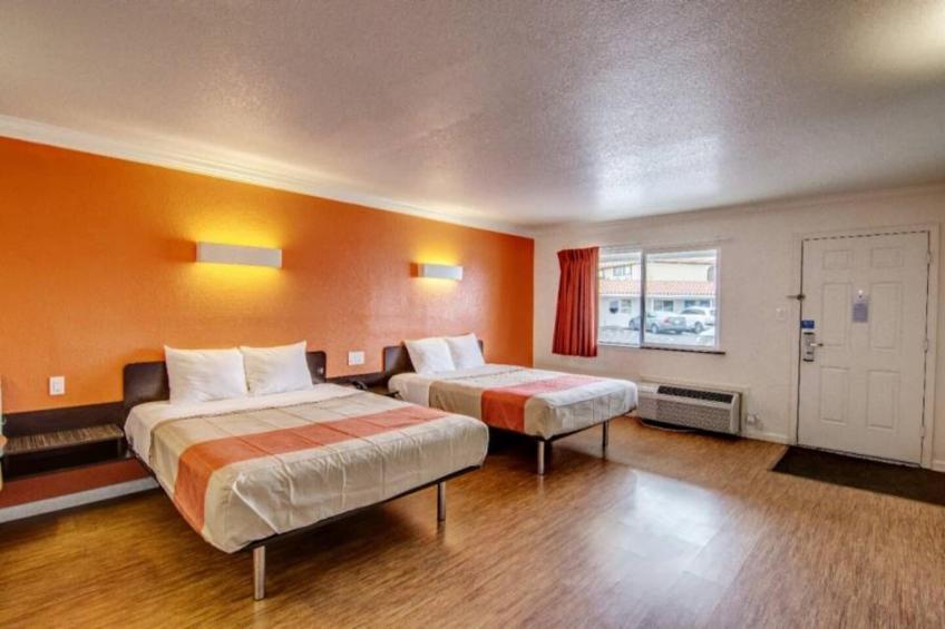 2 Queen Beds  Non-Smoking Micfridge - foto 12