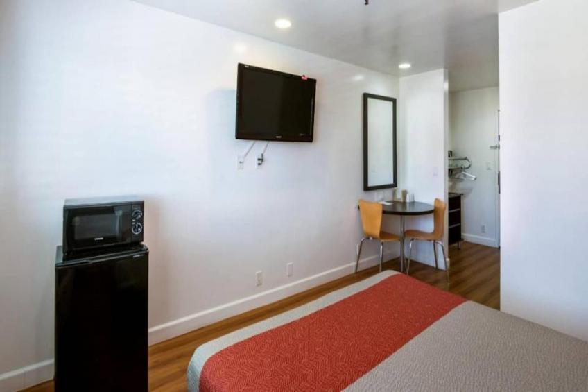 1 King Bed  Non-Smoking Micfridge - foto 10