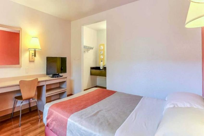 1 Full Bed  ADA/RI Shower - foto 6