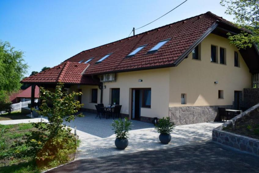 Zevnik Quiet Retreat with Stunning Views and Equestrian Activities - One Bedroom Apartment - foto 23