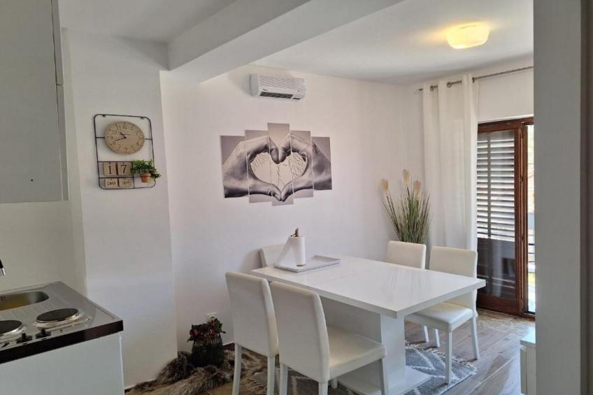 Apartment and Room Mare Vrlika - Two Bedroom Apartment  with Balcony - foto 3