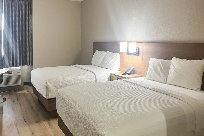 2 Queen Beds | Non-Smoking, Micfridge - foto 13