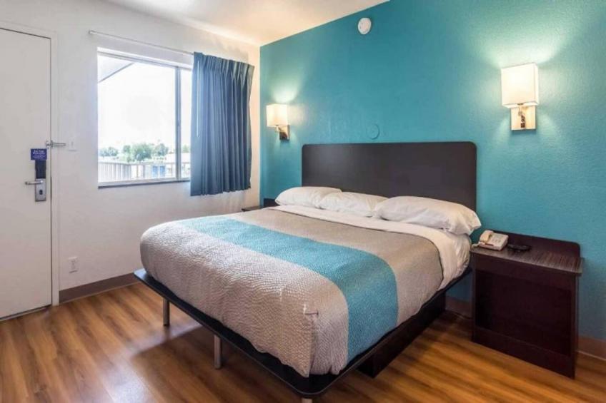 1 King Bed  Mobility Accessible RI Shower Nsmk - foto 11