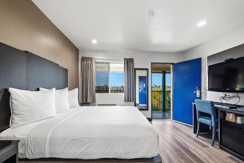 1 Queen Bed  Non-Smoking Mini Fridge - foto 5