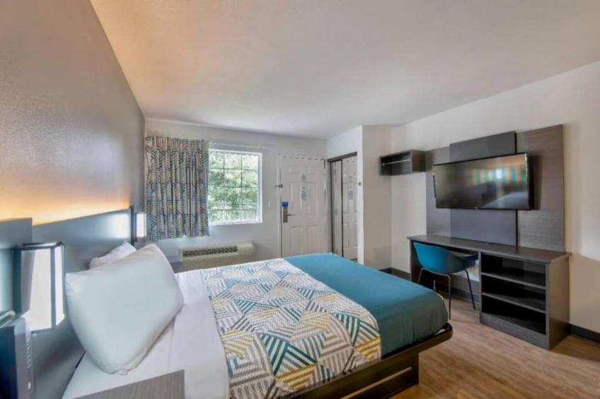 1 Queen Bed  Mobility Accessible Tub Nsmk