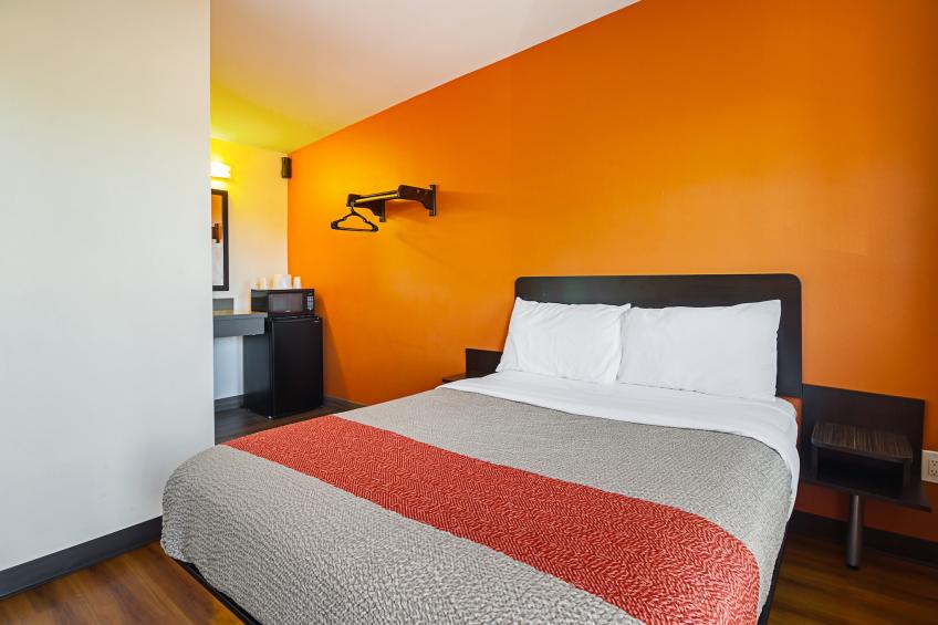 1 Queen Bed  Non-Smoking Micfridge - foto 12