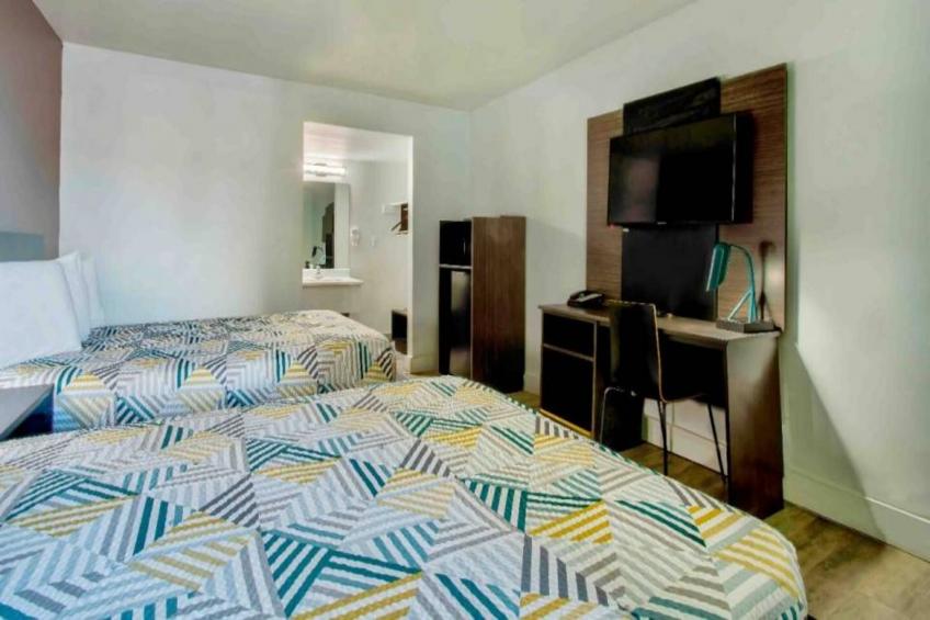 1 Queen Bed  Non-Smoking Micfridge - foto 34