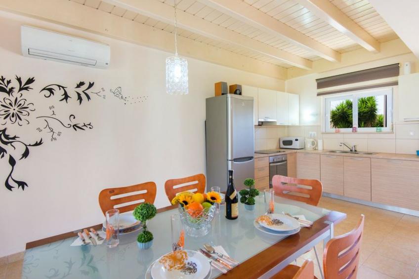 Haus in Kolympia mit Parkplatz und Bergblick - foto 4