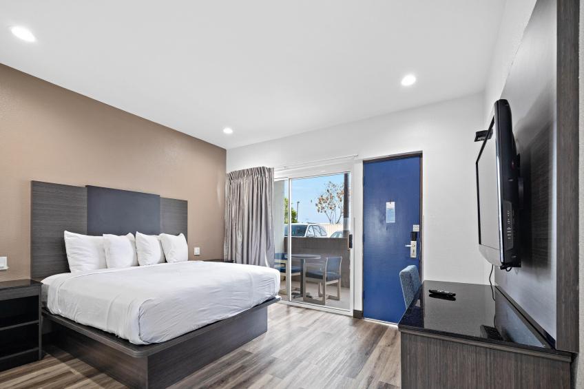 1 King Bed  Non-Smoking Mini Fridge - foto 12