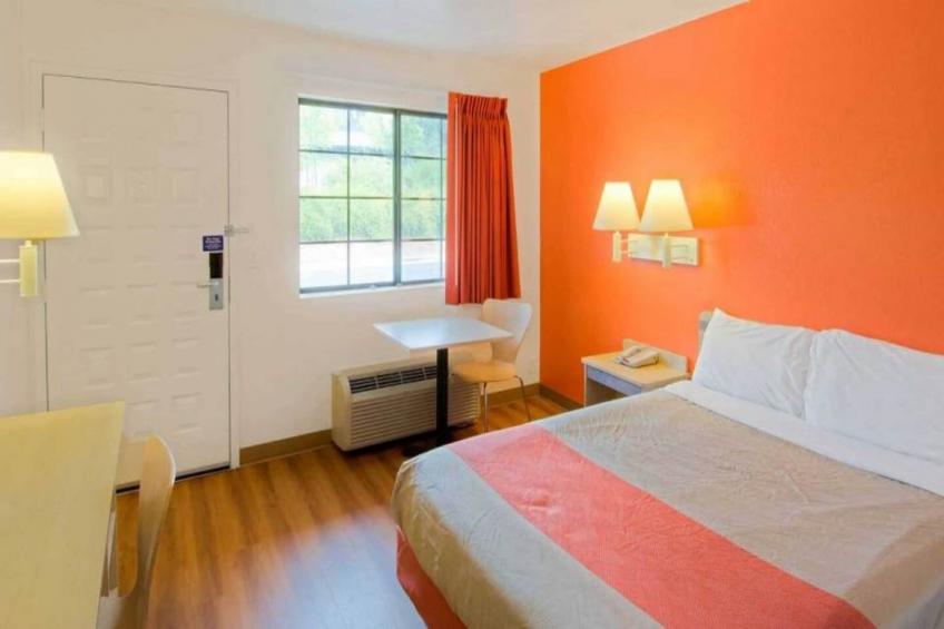 1 Queen Bed  Micfridge - foto 6