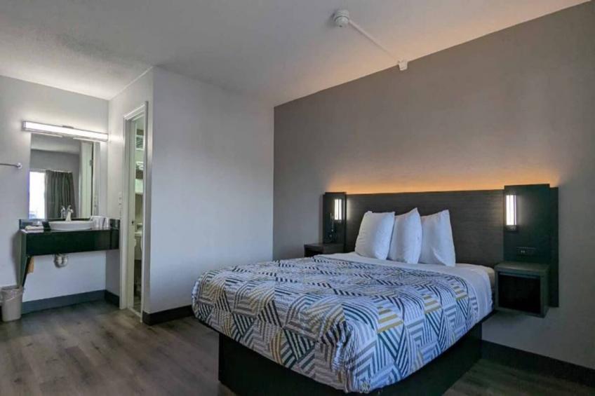 1 Full Bed  ADA/Tub - foto 7