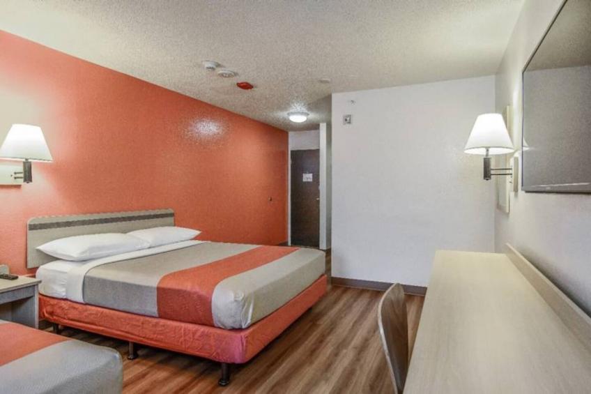 1 Queen Bed  Premium Micfridge - foto 9