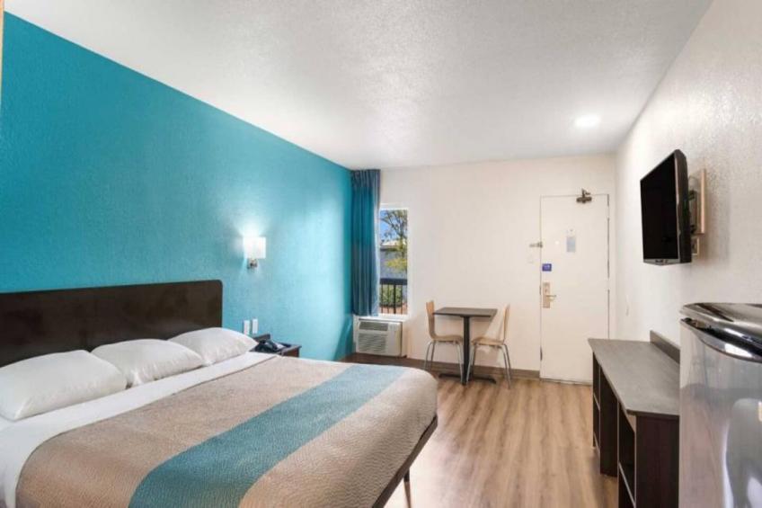 1 King Bed  Non-Smoking Micfridge