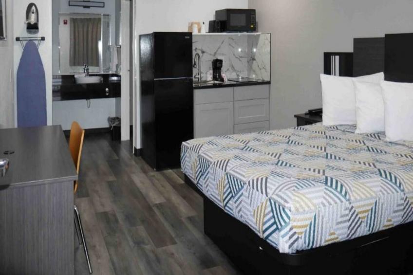 1 Queen Bed  ADA/RI Shower/Nsmk/Kitchen - foto 5