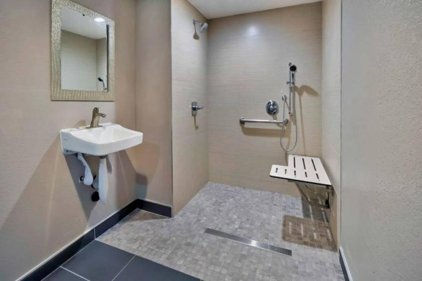 2 Queen Beds  Mobility Accessible Tub Smk - foto 14