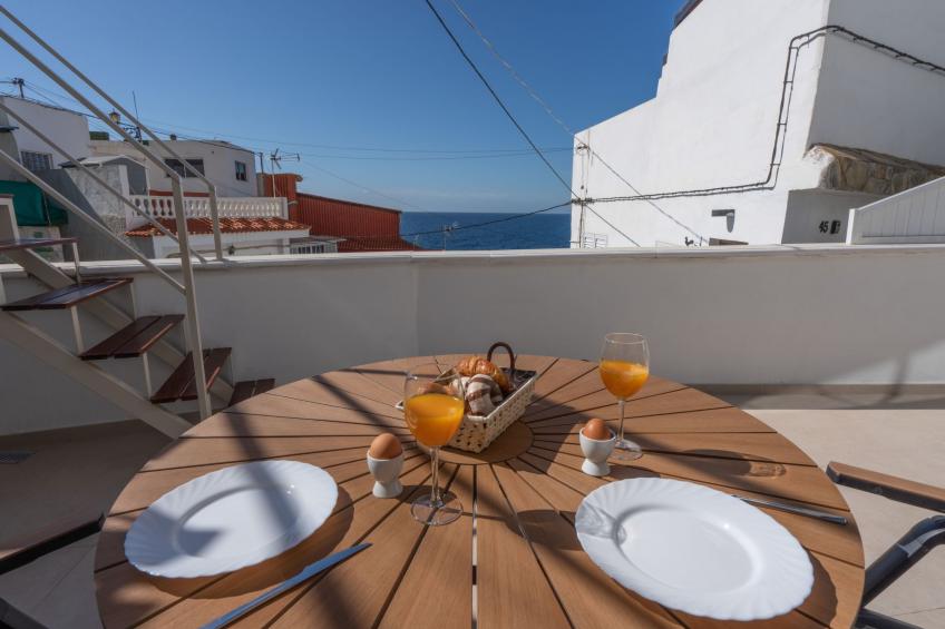 Spektakuläre Höhle mit zwei großen Terrassen am Meer - foto 23