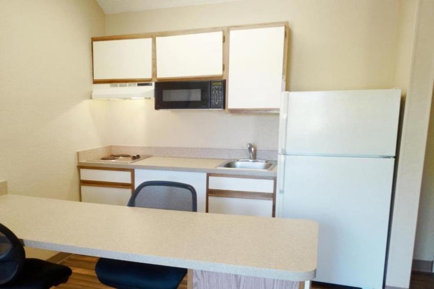 1 King Bed | Hearing Accessible, Kitchen - foto 23