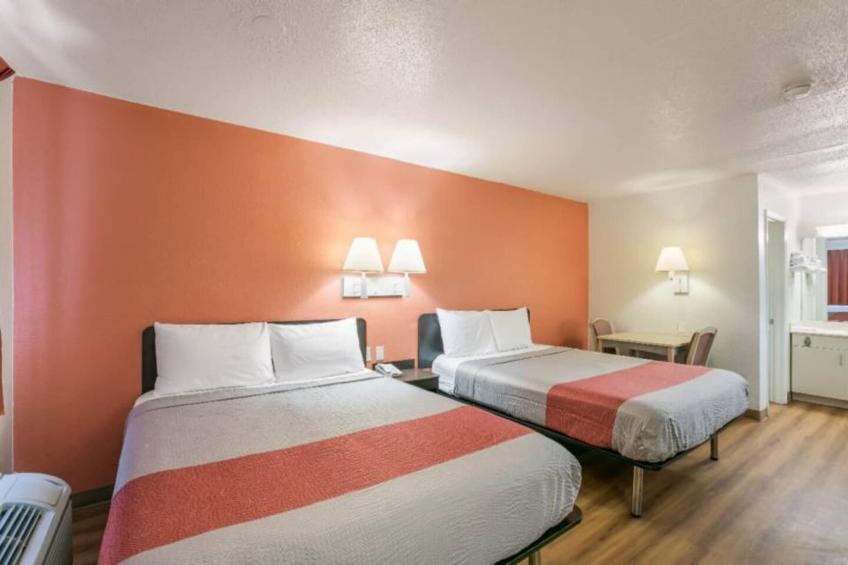 2 QUEEN BEDS  MOBILITY ACCESSIBLE RI SHWR