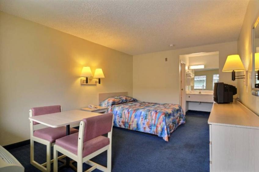 1 Queen Bed  Micfridge Non-Smoking - foto 5