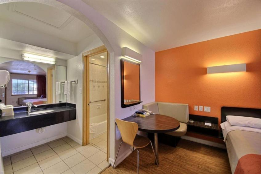 1 King Bed  Non-Smoking - foto 15