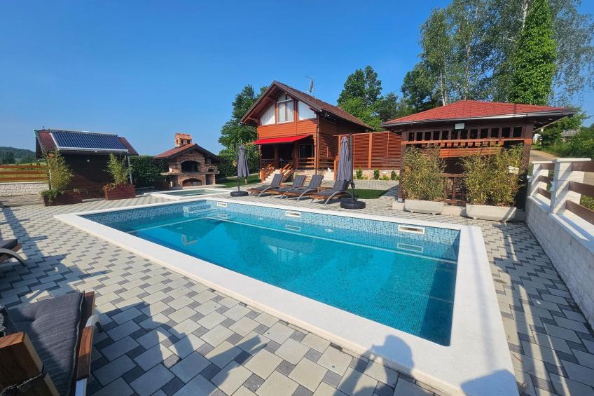 Beautiful wooden cottage with swimmingpool
