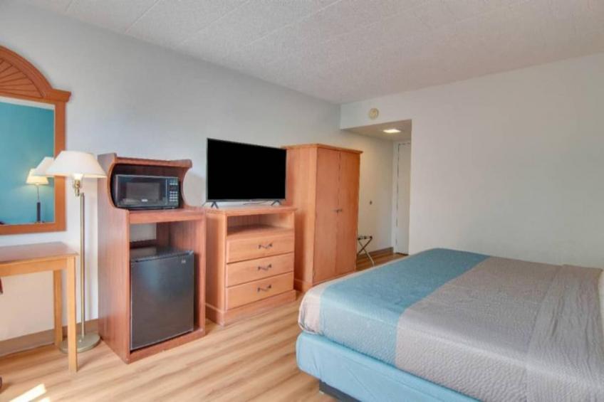 1 Queen Bed  Non-Smoking Micfridge - foto 9