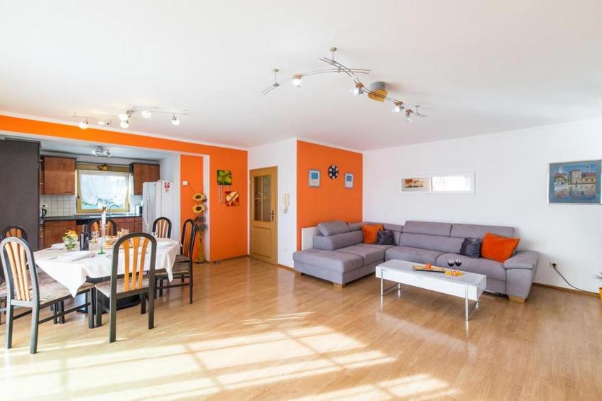 Spacious Holiday Home with Pool and Hot Tub in Kastel Stari - Four Bedroom Holiday Home with Pool - foto 3