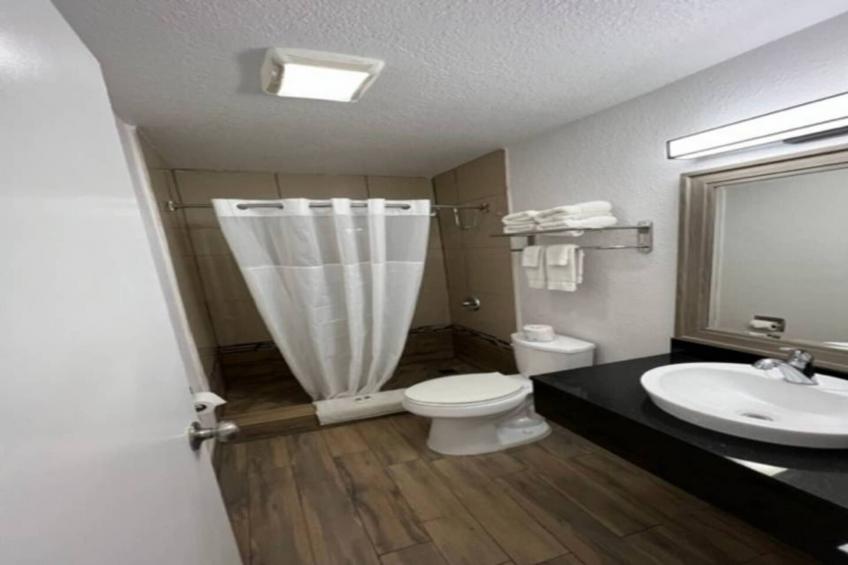 2 Queen Beds  Non-Smoking Micfridge - foto 17