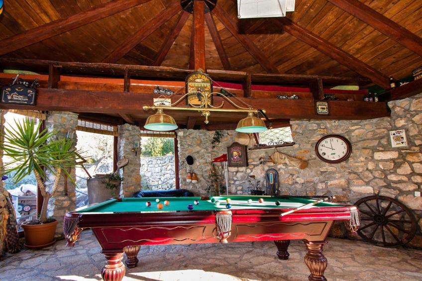 Authentic Dalmatian Hillside Escape with Pool, Sauna & BBQ - Seven Bedroom Holiday Home - foto 18