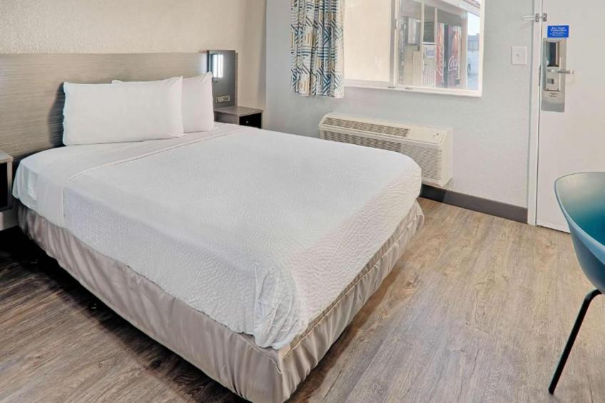 1 Queen Bed  Micfridge Smoking - foto 13