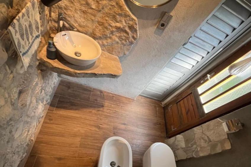 Romantic Stone House and Yard Near Stunning Beach - Two Bedroom Holiday Holiday Home  with  Patio and Terrace - foto 15