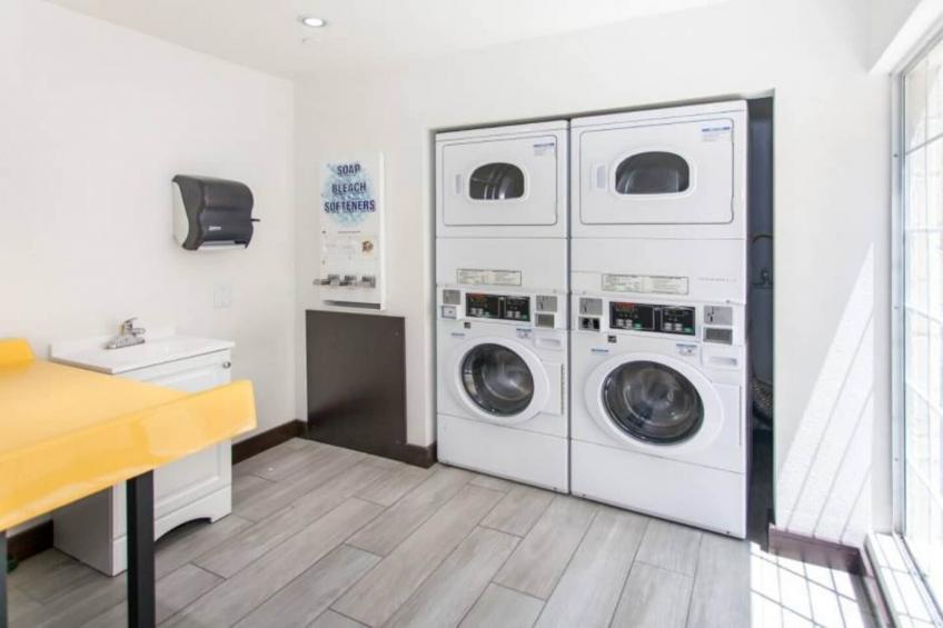 1 King Bed  Mobility Accessible RI Shower Nsmk - foto 14