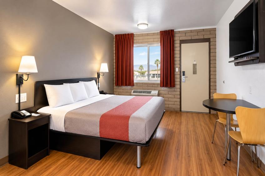 1 King Bed  Non-Smoking Micfridge - foto 4
