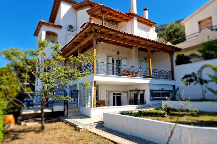 Vollständig umschlossene und großzügig angelegte dreistöckige Ferienvilla mit f - foto 2