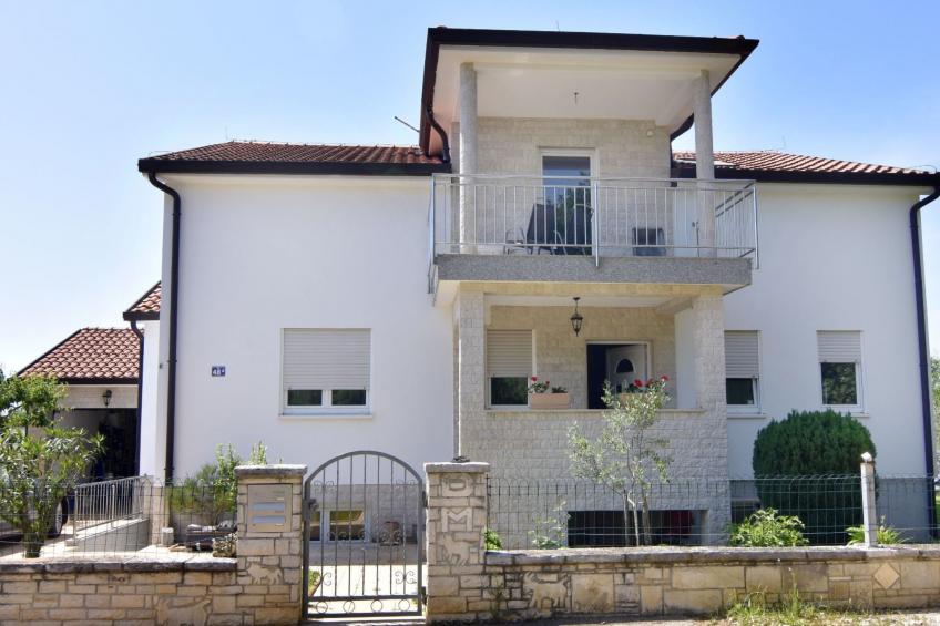 Geräumige Kellerwohnung in der Nähe von Umag