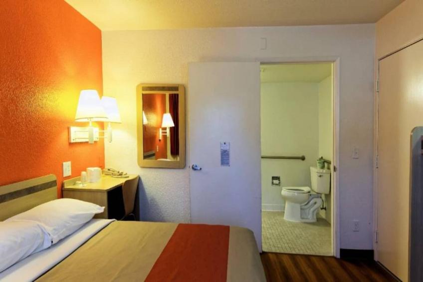 1 Queen Bed  Micfridge - foto 6