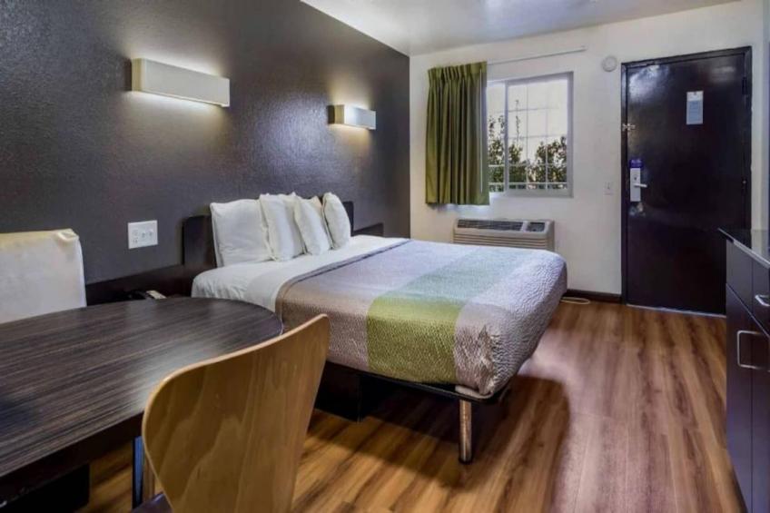 1 King Bed  Non-Smoking Kitchen - foto 8