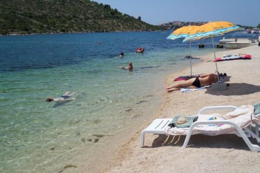 mit Blick auf das Wasser