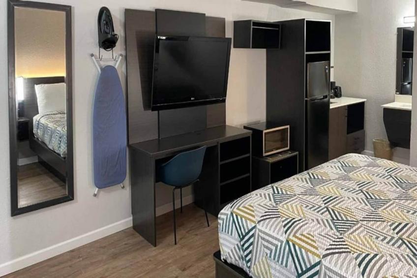 1 King Bed  Non-Smoking Kitchen - foto 5