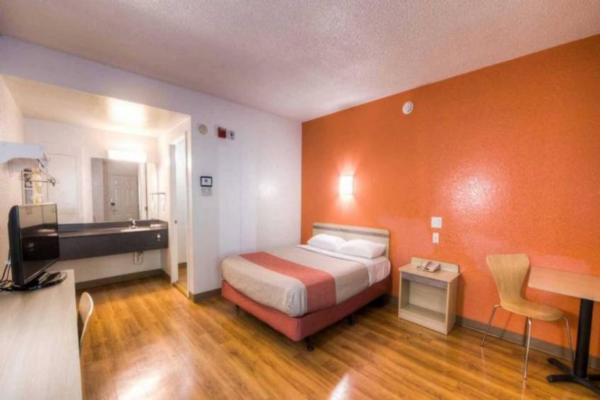 1 Queen Bed