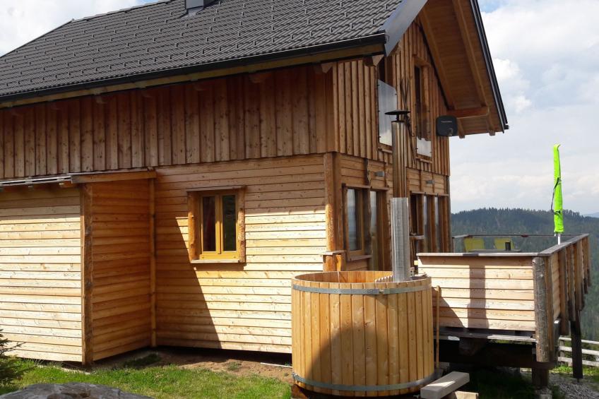 Gemütliche Bergehütte für acht Personen mit Outdoor-Badefass und Sauna