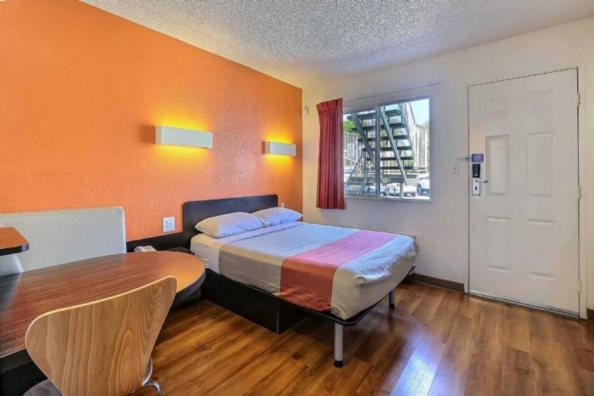 1 Full Bed  ADA/Tub/Mini Fridge - foto 15