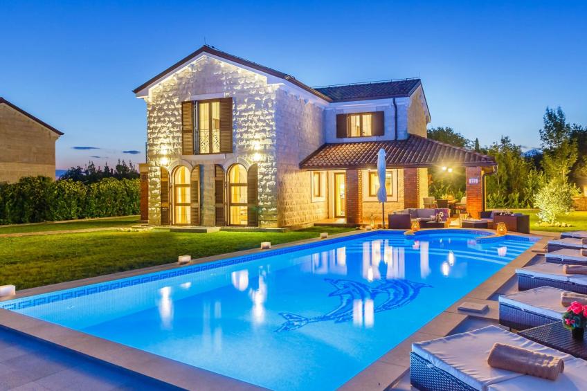 Villa Kamenica  im mediterranen Stil mit Innen- und Außenpool