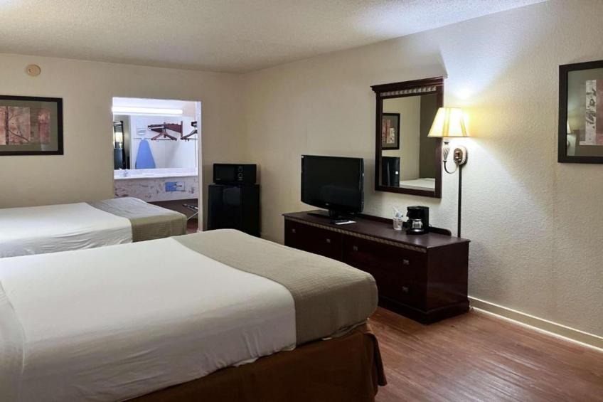 2 Queen Beds  Non-Smoking Micfridge - foto 9