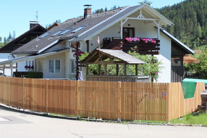 Haus Maria Hochschwarzwald, Garten umzäunt, Waldrand, Hunde willkommen