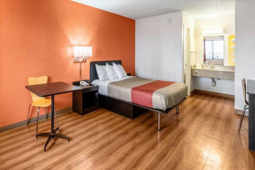 1 Queen Bed  Non-Smoking Micfridge - foto 27