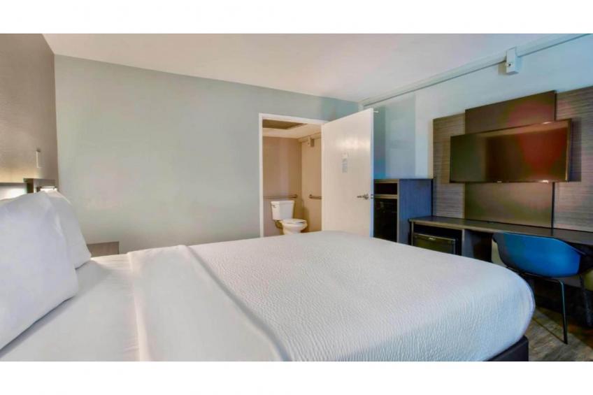 1 Queen Bed  Mini Fridge - foto 19