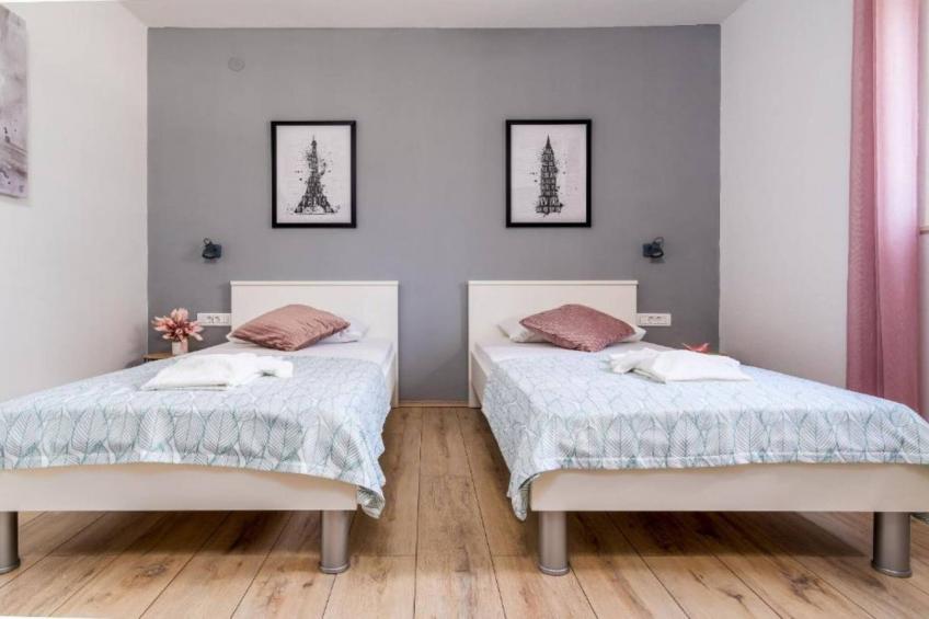 Tranquil Oasis Holiday Home Primorski Dolac with Pool - Three Bedroom Holiday Home with Pool - foto 9